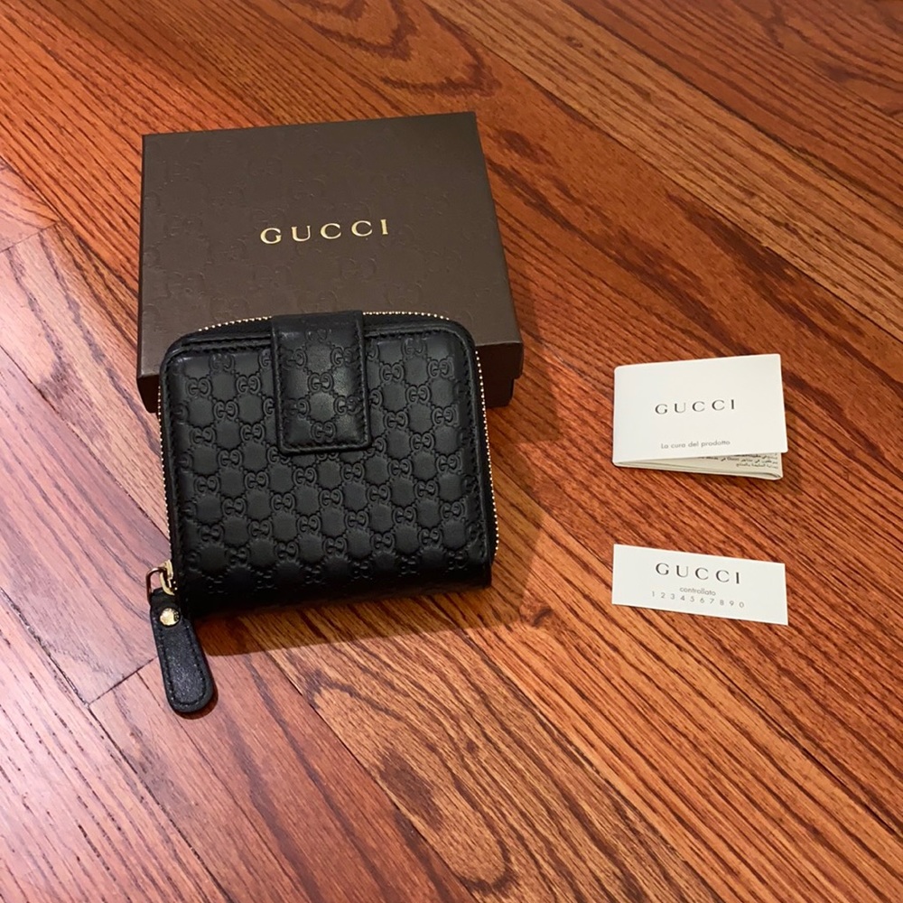 Gucci compact wallet
